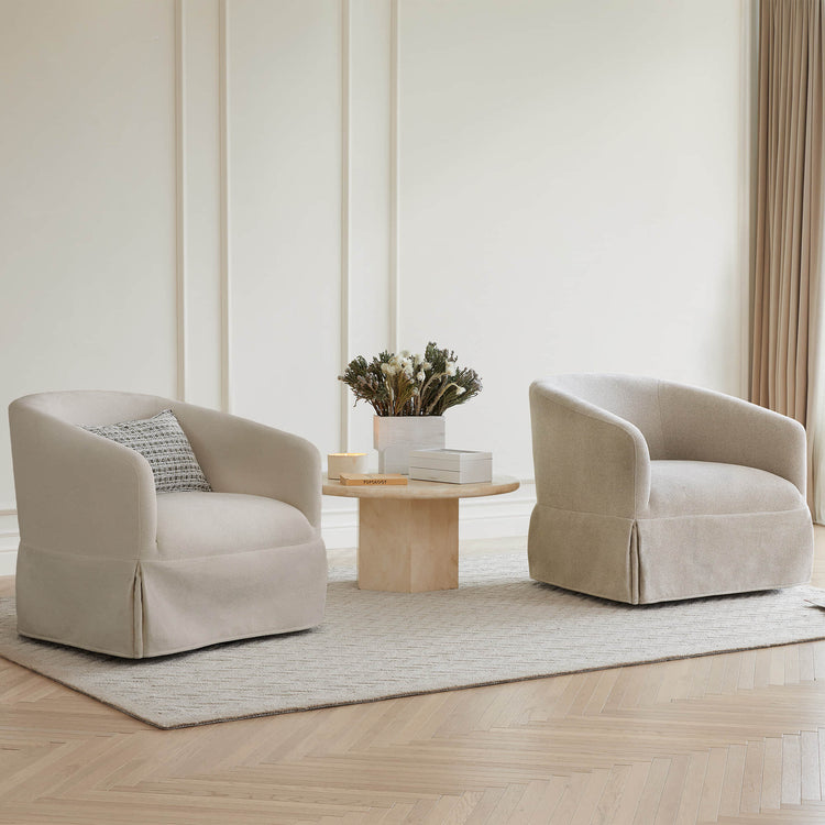Fauteuil pivotant recouvert d'une housse EllaGrace